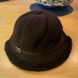 Overland suede with shearling lining winter hat size small in new condition.